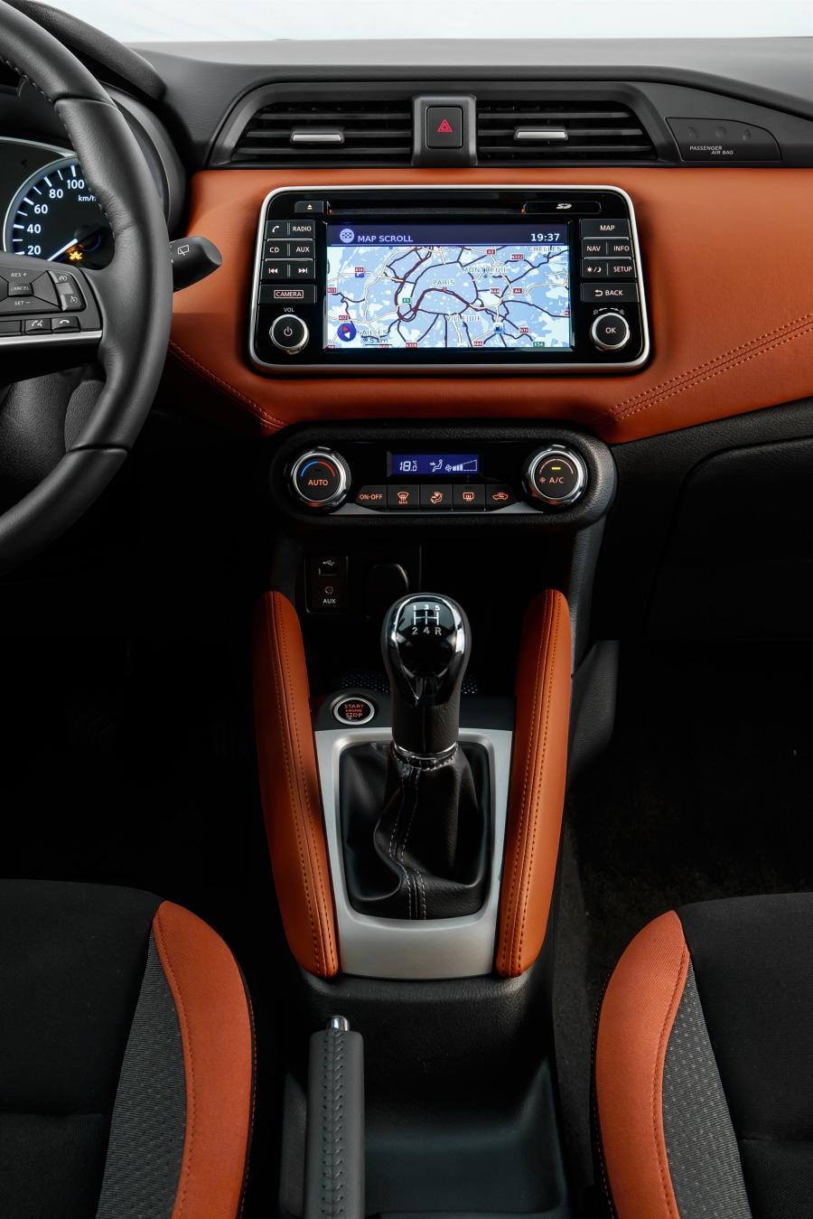 Детали интерьера Nissan Micra 2016 года  (фото 16 из 22)